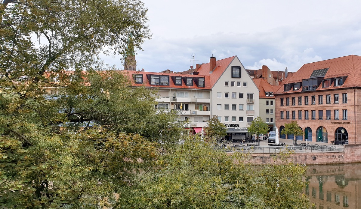 Aussicht auf den Nürnberger Fleischmarkt mit Altbau und ausgebautem Dachgeschoss