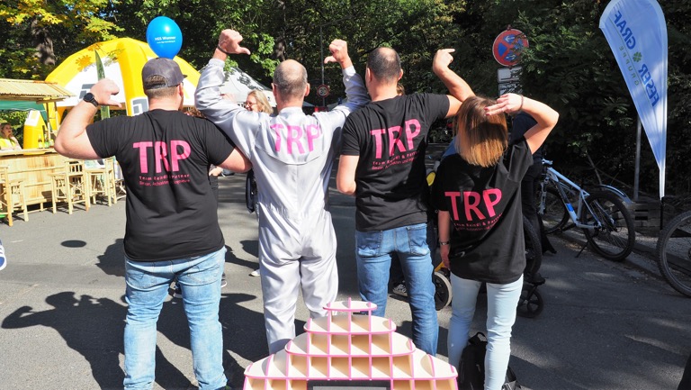 Team-Mitglieder in der Rückenansicht mit TRP-T-Shirts