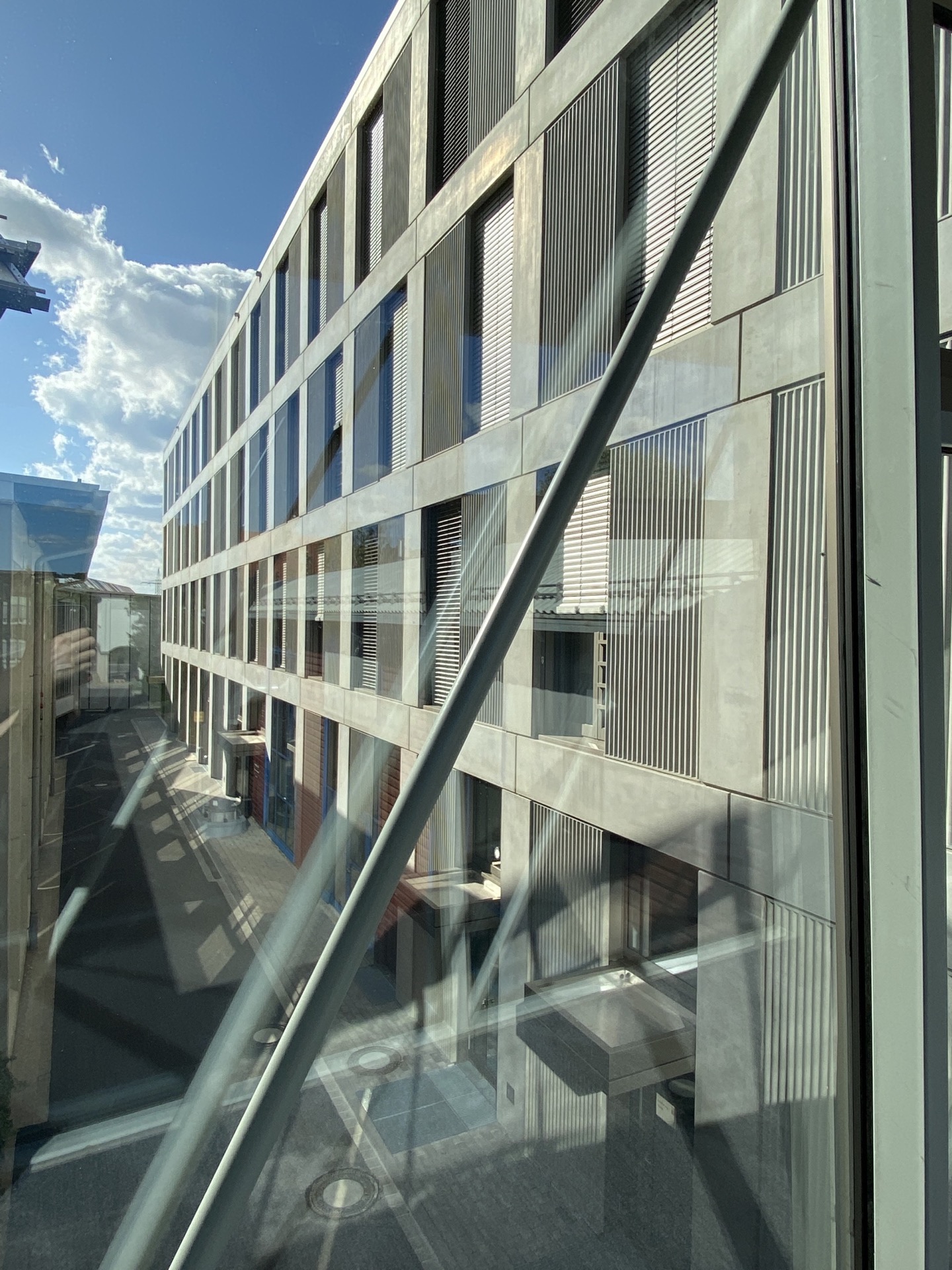 Aussicht vom Skywalk auf das neue Bürogebäude